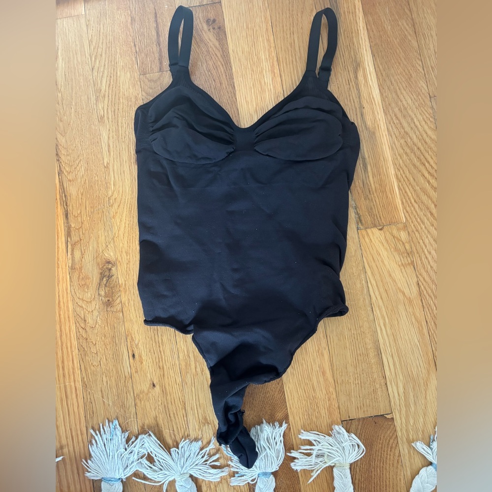 SEAMLESS SCULPT LOW BACK THONG BODYSUIT